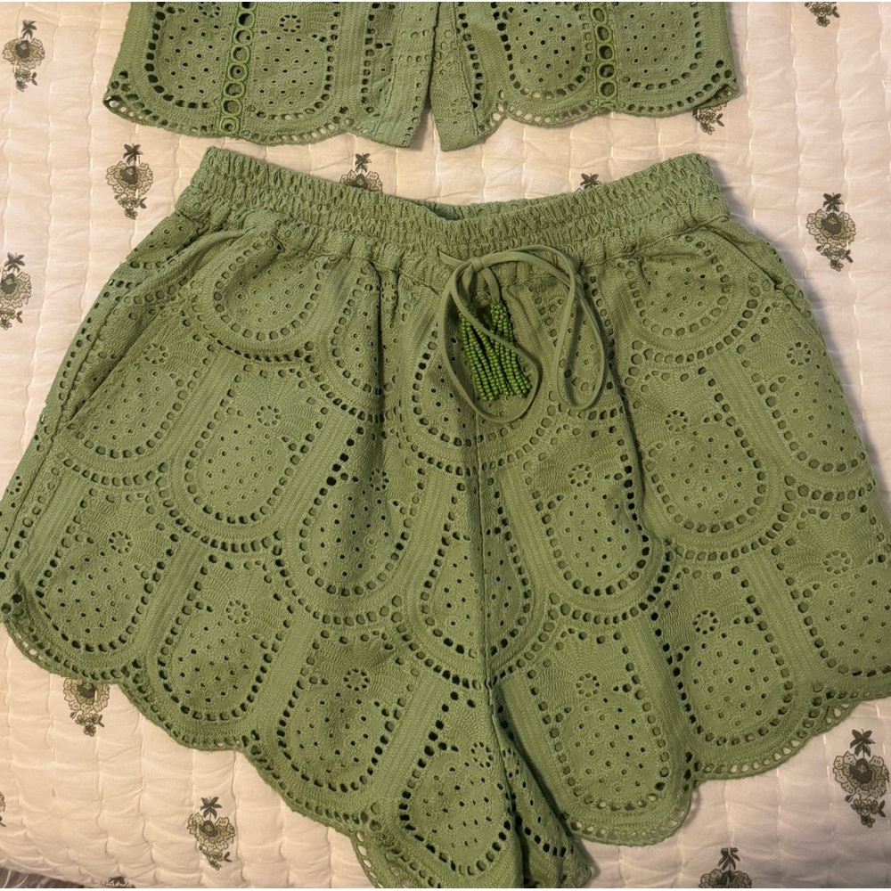 FARM Rio pineapple SHORTS
XS - Picture 2 of 3